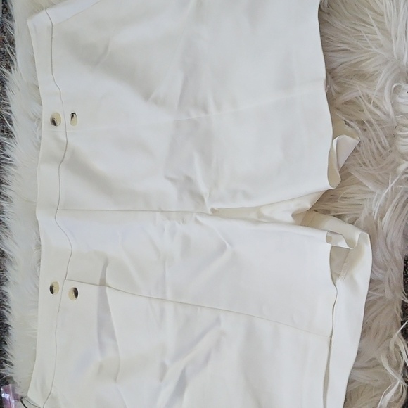 Vince Camuto Off- White Tailored Shorts with 6" Inseam - Picture 2 of 12